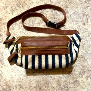 Cute Fanny pack. I used as shoulder bag. Many complements on this bag.